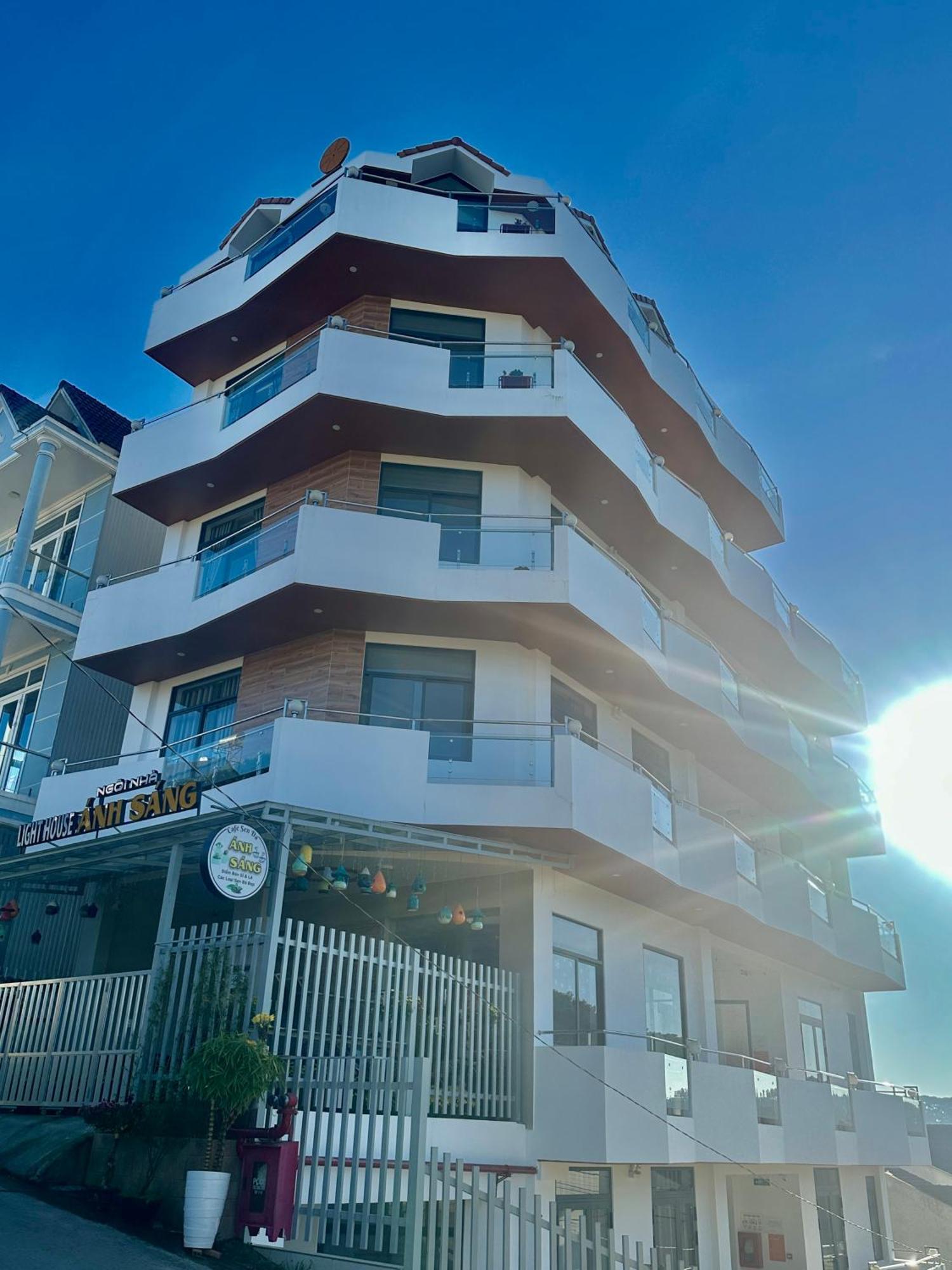 Khach San Anh Sang - Light House Hotel Да Лат Екстериор снимка